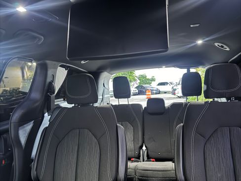 Used 2018 Chrysler Pacifica Touring Plus image 12