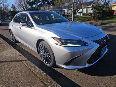 Used 2024 Lexus ES 300h w/ Luxury Package