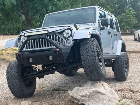Used 2018 Jeep Wrangler Unlimited Rubicon AWD/4WD image 2