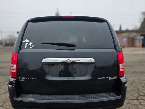 Used 2009 Chrysler Town & Country Limited image 9