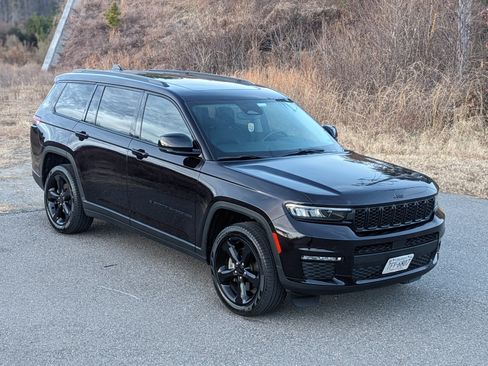 Used 2022 Jeep Grand Cherokee L Limited w/ Black Appearance Package image 20