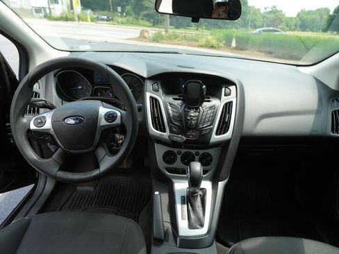 Used 2014 Ford Focus SE w/ SE Winter Package FWD image 11