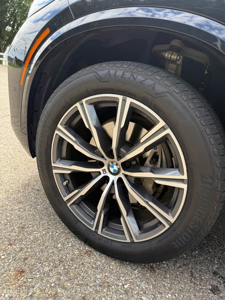 Used 2025 BMW X5 xDrive40i w/ M Sport Package AWD/4WD image 16