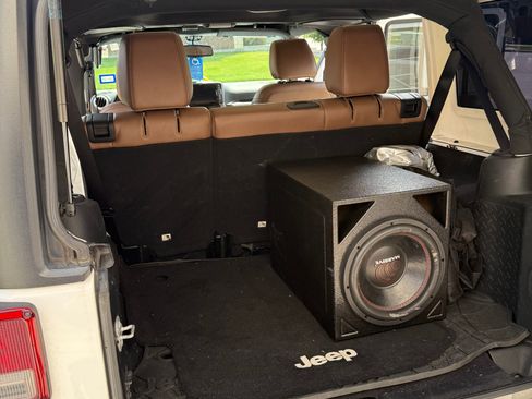 Used 2016 Jeep Wrangler Unlimited Sahara w/ Connectivity Group image 9