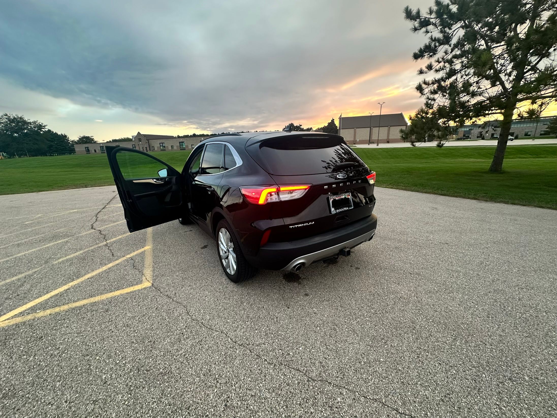 Used 2021 Ford Escape Titanium w/ Titanium Elite Package AWD/4WD image 9