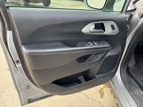 Used 2021 Chrysler Pacifica Touring-L w/ Uconnect Theater Family Group image 9