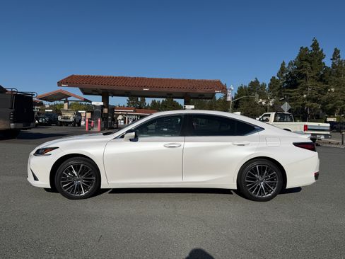 Used 2023 Lexus ES 300h w/ Premium Package image 1