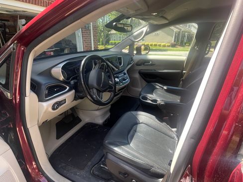 Used 2020 Chrysler Pacifica Touring-L image 6