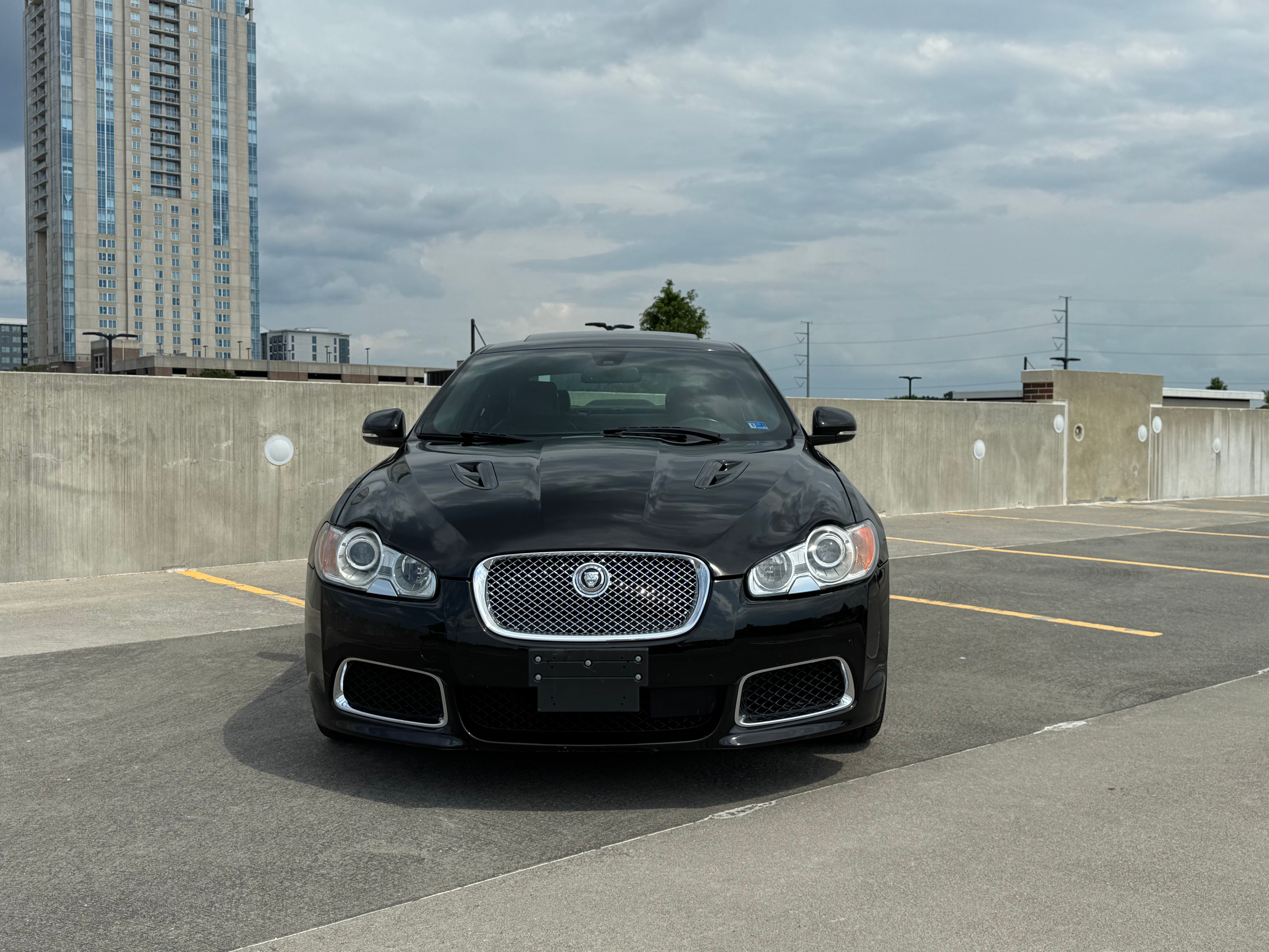 Used 2010 Jaguar XF R RWD image 2
