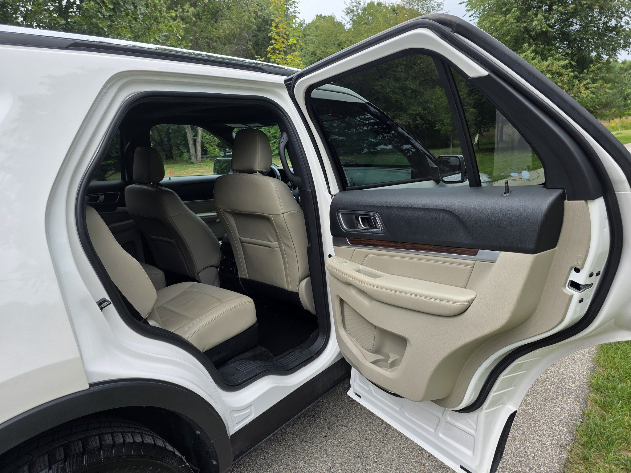 Used 2018 Ford Explorer Limited w/ Equipment Group 301A AWD/4WD image 10