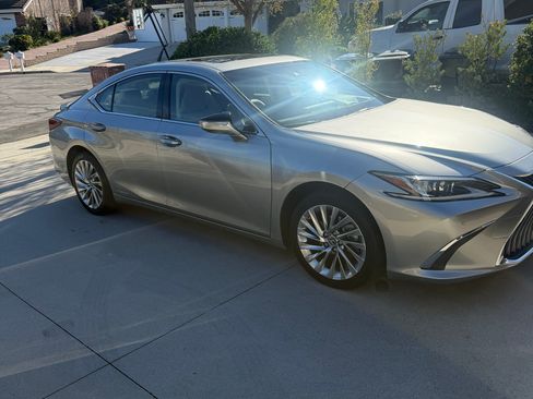 Used 2019 Lexus ES 300h w/ Accessory Package image 4