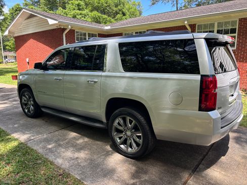Used 2017 Chevrolet Suburban LT w/ Luxury Package RWD image 8