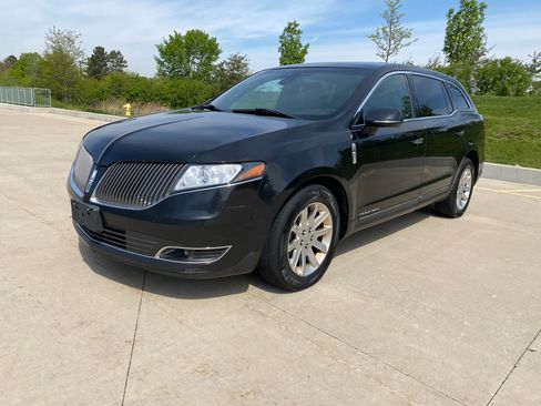 Used 2015 Lincoln MKT AWD image 2
