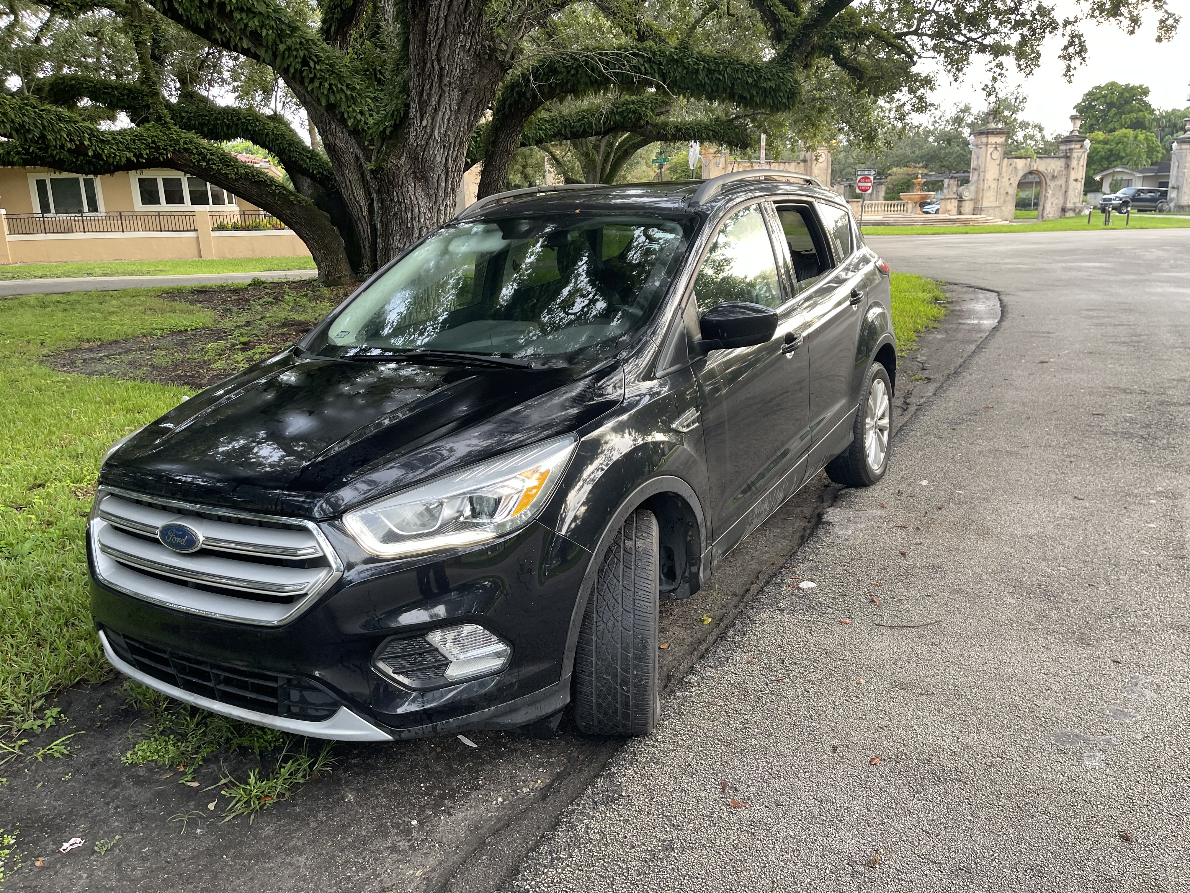 Used 2019 Ford Escape SEL FWD image 1