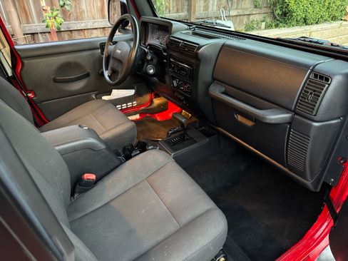 Used 2006 Jeep Wrangler Unlimited w/ Premium Audio Group image 9