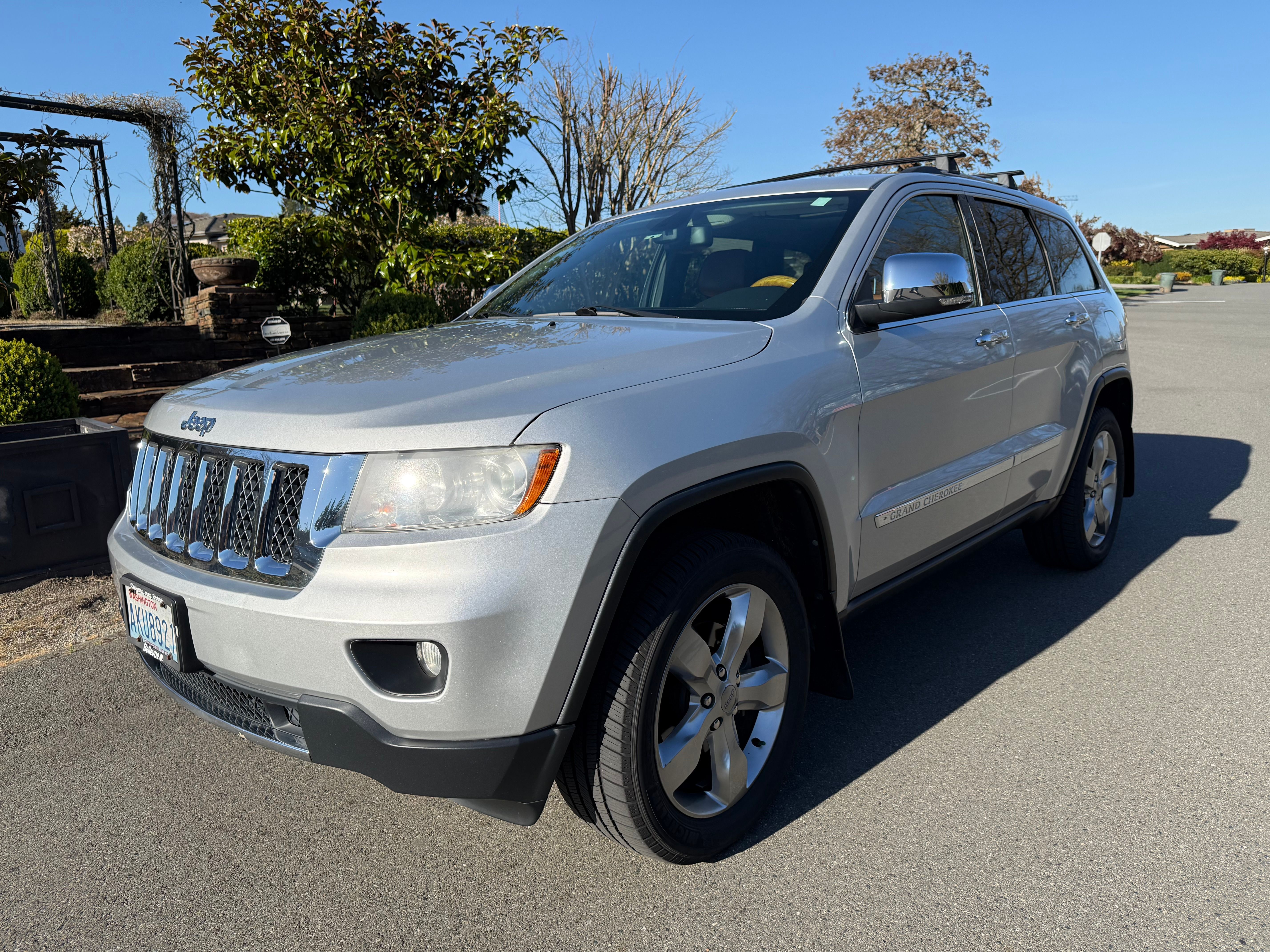 Used 2013 Jeep Grand Cherokee Overland AWD/4WD image 19