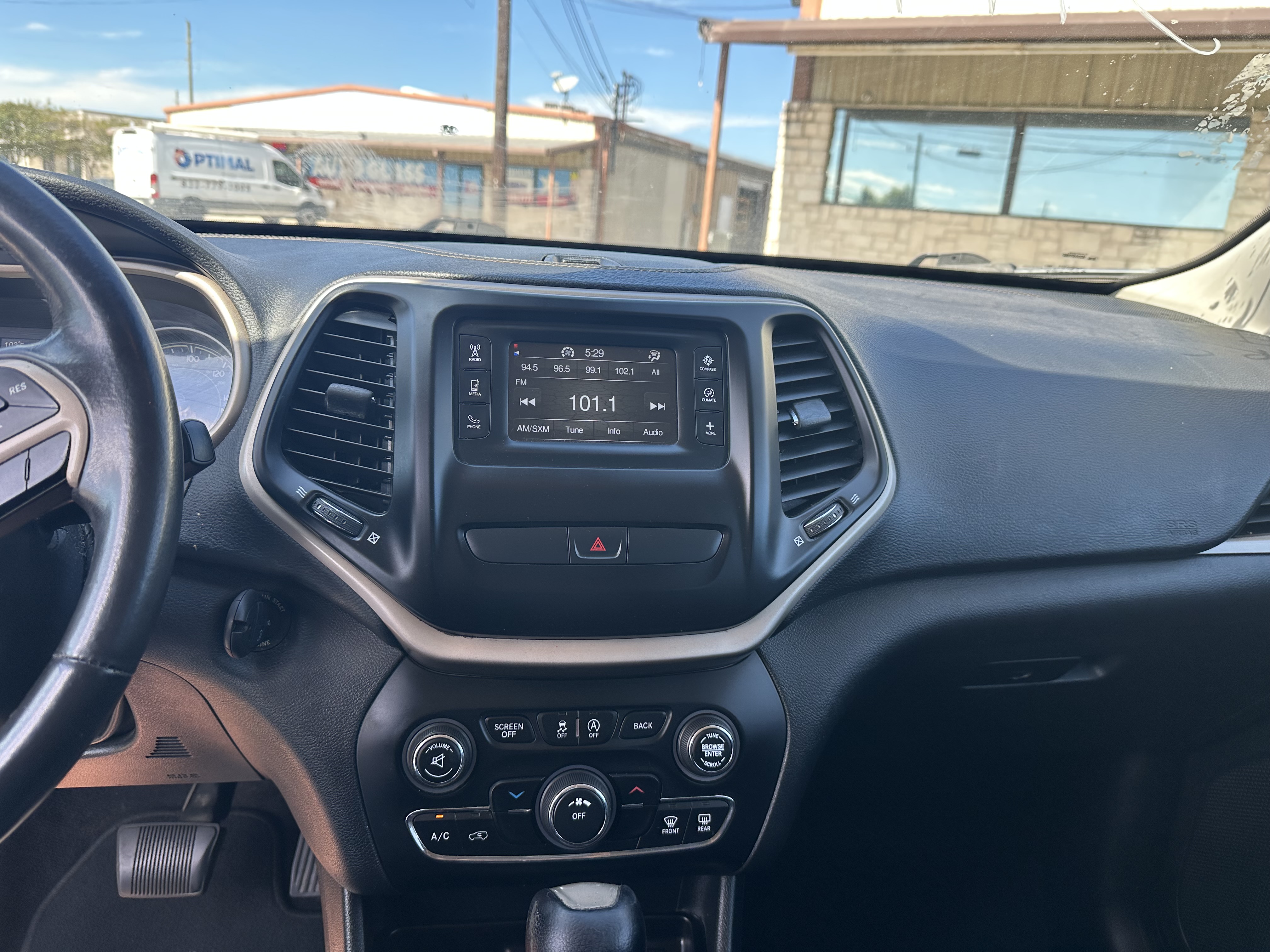 Used 2016 Jeep Cherokee Latitude FWD image 16