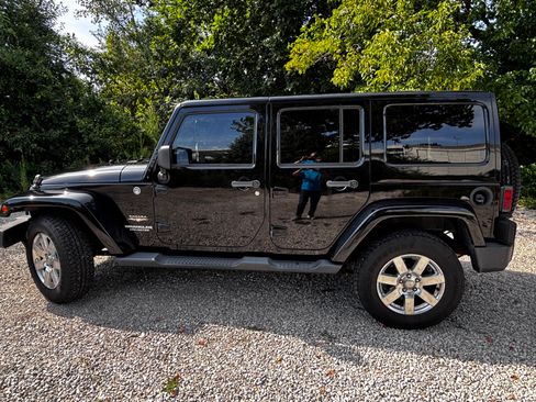 Used 2012 Jeep Wrangler Unlimited Sahara w/ Connectivity Group AWD/4WD image 27