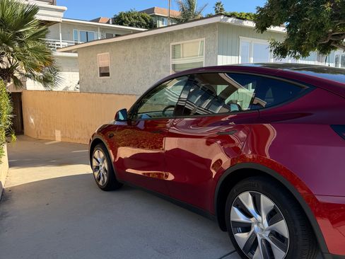 Used 2024 Tesla Model Y Long Range AWD/4WD image 9