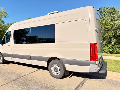 Used 2021 Mercedes-Benz Sprinter 2500 image 4