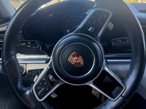Used 2018 Porsche Panamera image 11