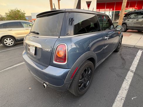 Used 2010 MINI Cooper Hardtop image 2