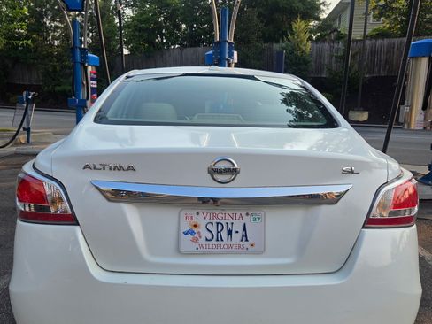 Used 2015 Nissan Altima 2.5 SL w/ Moonroof Package FWD image 9
