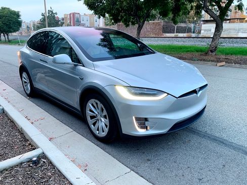 Used 2016 Tesla Model X 90D image 10