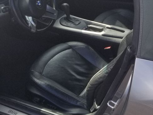 Used 2004 BMW Z4 2.5i image 6