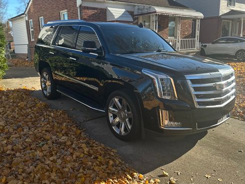Used 2017 Cadillac Escalade Luxury image 1