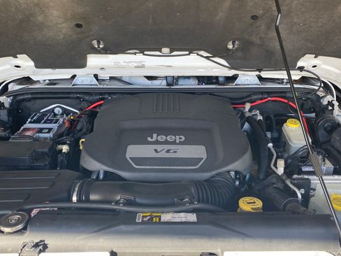 Used 2015 Jeep Wrangler Unlimited Rubicon w/ Connectivity Group image 9