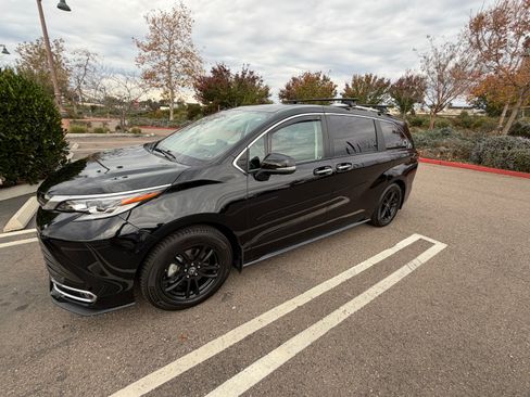 Used 2022 Toyota Sienna Platinum image 2