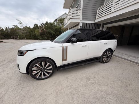 Used 2024 Land Rover Range Rover SV AWD/4WD image 6