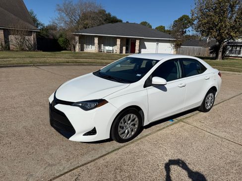 Used 2017 Toyota Corolla LE image 1