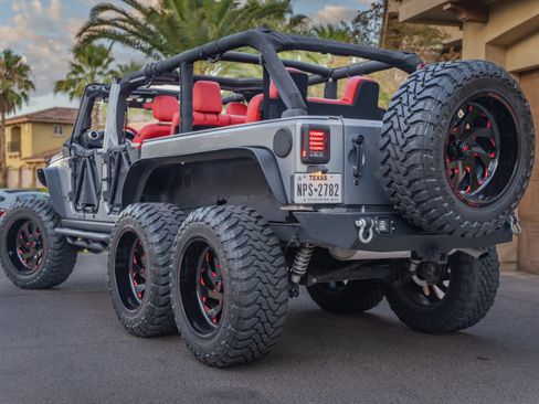 Used 2017 Jeep Wrangler Unlimited Rubicon w/ Connectivity Group image 5