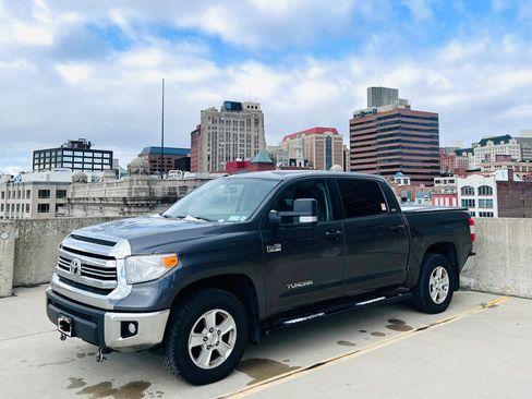 Used 2016 Toyota Tundra SR5 w/ SR5 Upgrade Package image 1