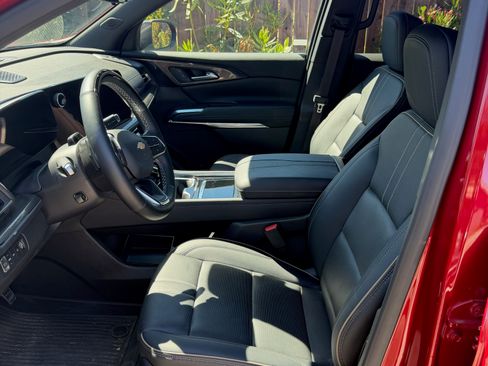 Used 2025 Chevrolet Traverse High Country w/ LPO, Floor Liner Package AWD/4WD image 8