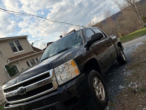 Used 2008 Chevrolet Silverado 1500 LT w/ Suspension Package, Off-Road image 4