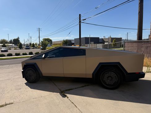 Used 2025 Tesla Cybertruck AWD Crew Cab image 9