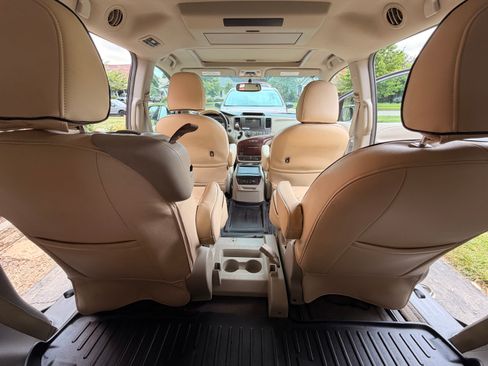 Used 2011 Toyota Sienna XLE w/ Premium Pkg FWD image 10