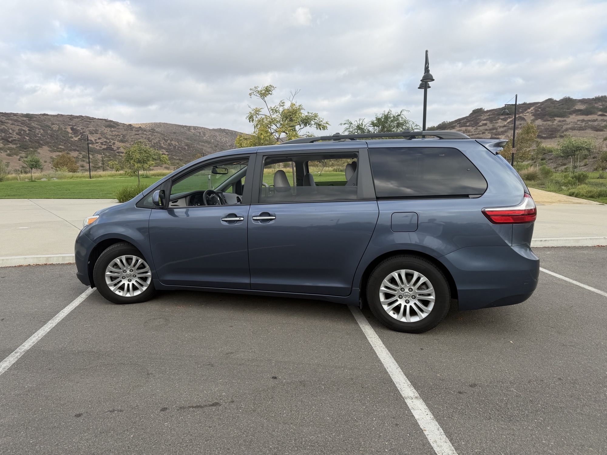 Used 2016 Toyota Sienna XLE FWD image 5