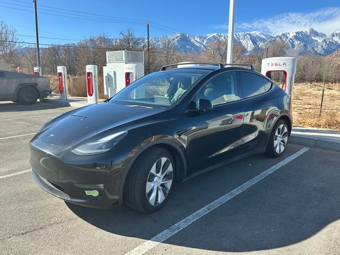 Used 2023 Tesla Model Y Long Range image 5