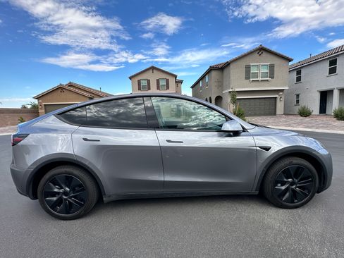 Used 2025 Tesla Model Y Long Range RWD image 2