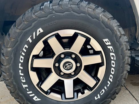 Used 2022 Toyota 4Runner TRD Off-Road AWD/4WD image 11