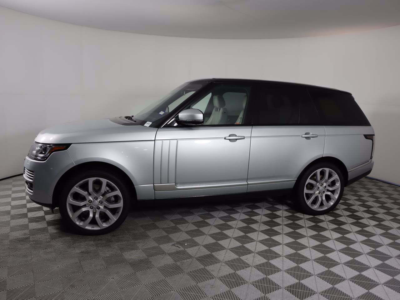 Used 2015 Land Rover Range Rover Supercharged AWD/4WD image 2