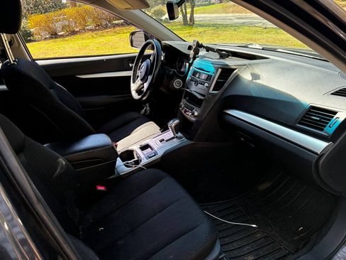 Used 2011 Subaru Outback 2.5i Premium image 5