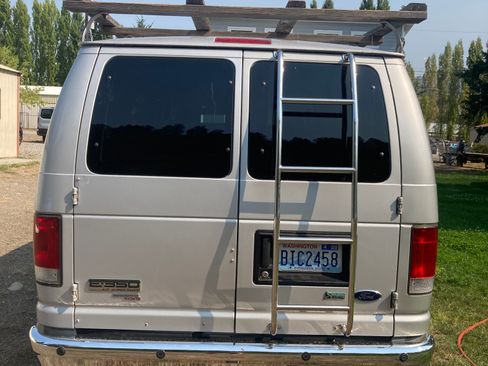Used 2010 Ford E-350 and Econoline 350 XLT image 4