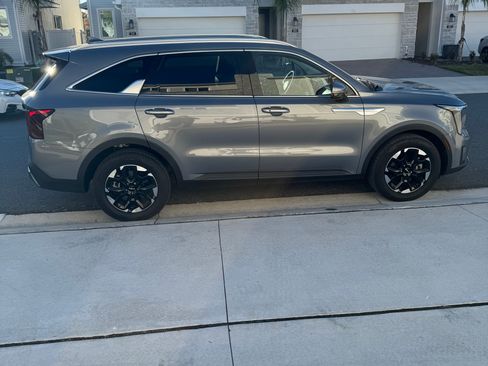 Used 2024 Kia Sorento S image 6
