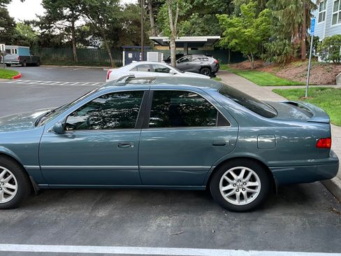Used 2000 Toyota Camry XLE image 1