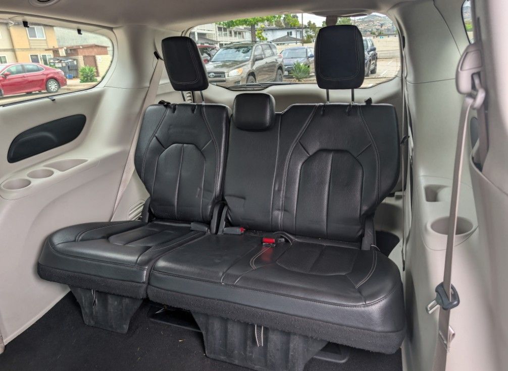 Used 2022 Chrysler Pacifica Touring-L FWD image 25